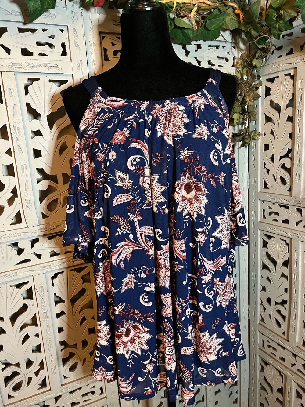 NAÏF FOREVER NAVY BLUE & BURGUNDY RED FLOWERS COLD-SHOULDER PLUS SIZE